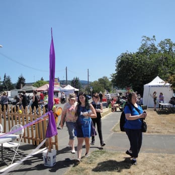 Sequim Lavender Festival - people shopping and milling about at the lavender festival - Festivals Near Me Sequim Lavender Festival - people shopping and milling about at the lavender festival - Festivals Near Me