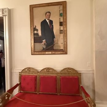 The White House - Red Couch - Landmarks & Historical Buildings Near Me - Washington, DC, District of Columbia The White House - Red Couch - Landmarks & Historical Buildings Near Me - Washington, DC, District of Columbia
