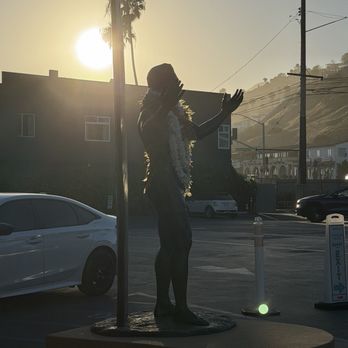 Duke's Malibu - Statue in the front of the restaurant. - New American Near Me - Malibu, California