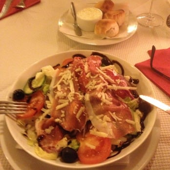 LA Piazza Pizzeria - Voorgerecht salade met broodjes - Italian Near Me - Gouda, ZH LA Piazza Pizzeria - Voorgerecht salade met broodjes - Italian Near Me - Gouda, ZH