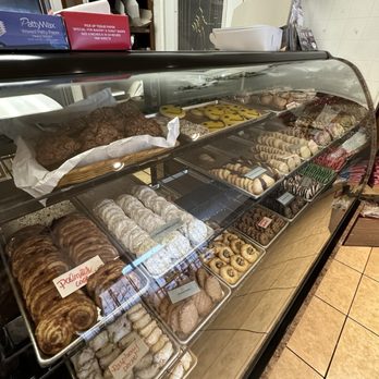 Alsace Lorraine Fine Pastries - Display case - Bakeries Near Me - Long Beach, California