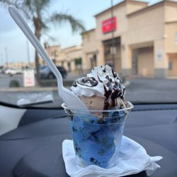 2 scoops of ice cream with free topping