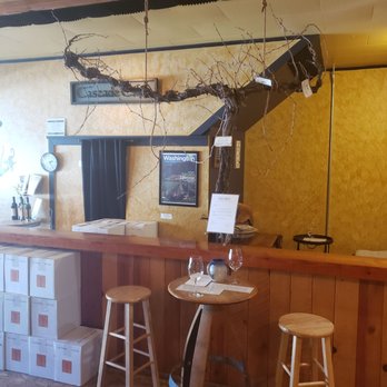Cascade Cliffs - Hood River - Nice , cute tables. - Wineries Near Me - Hood River, Oregon