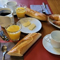 L'Ancienne Auberge - Breakfast for 2. Excellent! Warm croissants. Plum preserves handmade by Gregory.