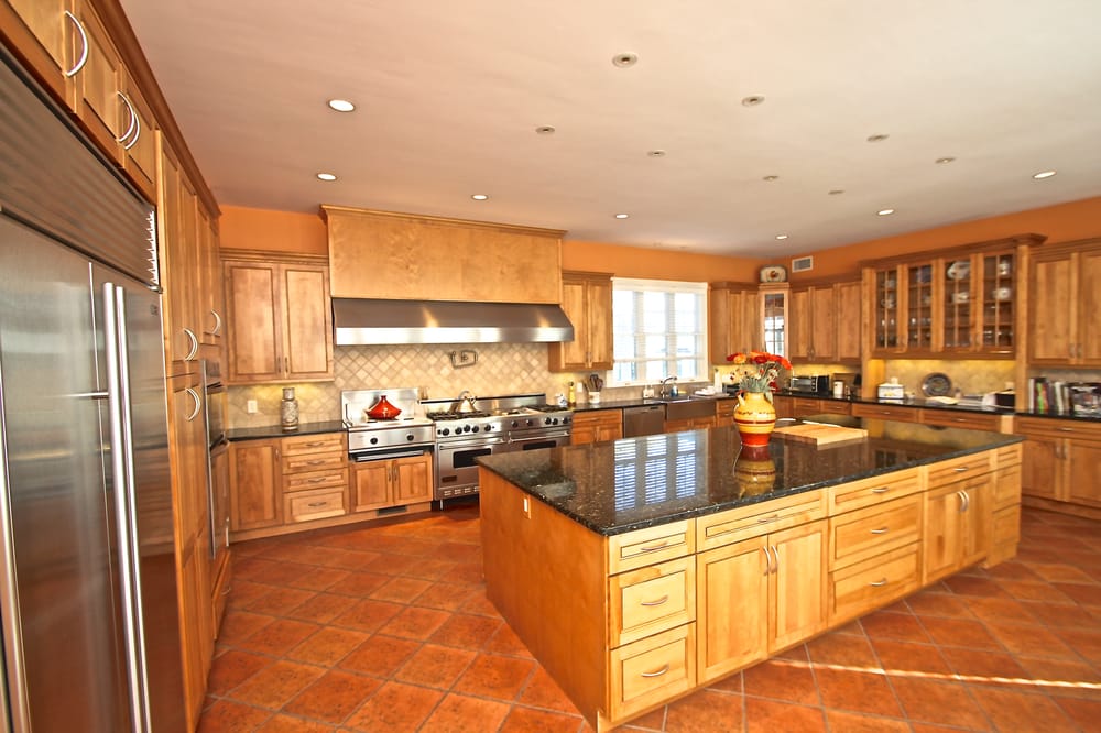 COMMONWEALTH BERKSHIRE HATHAWAY Updated September 2024 11 Photos