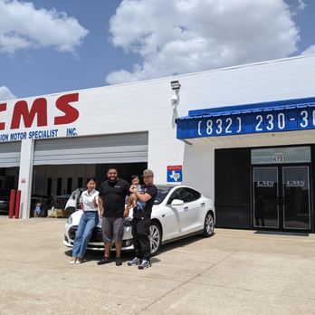 Collision Motor Specialist - Clients in front of auto body shop in Houston - Body Shops Near Me - Houston, Texas Collision Motor Specialist - Clients in front of auto body shop in Houston - Body Shops Near Me - Houston, Texas