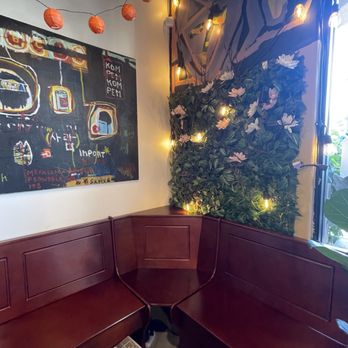 Wowee Zowee - Inside - Pizza Near Me - Tustin, California
