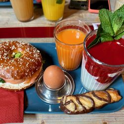 Tirrée - Belegter Bagel, Ei, Saft & Joghurt