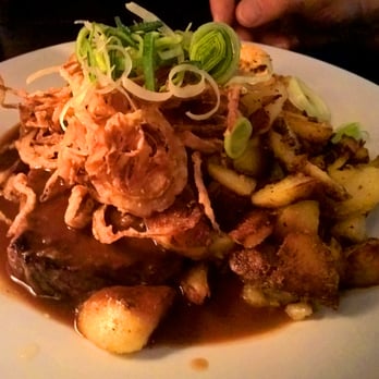 GLEIS 1 - Ordentliches Rumpsteak mit einer etwas arg üppigen Deko aus frittierten Zwiebeln. - German Near Me - Amorbach, BY GLEIS 1 - Ordentliches Rumpsteak mit einer etwas arg üppigen Deko aus frittierten Zwiebeln. - German Near Me - Amorbach, BY