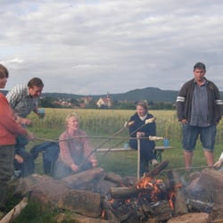 Schmidts Ferienhof - Lagerfeuer mit Stockbrot