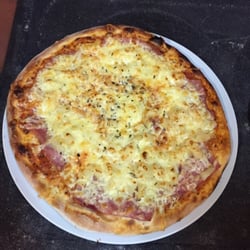 City Grill - Die große Pizza Hawaii ist beinah so Groß wie eine Familien Pizza