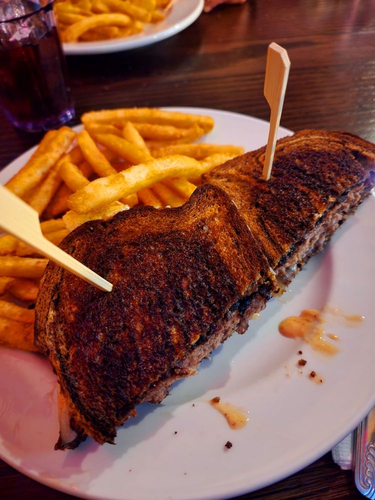 PEPPERMILL LOUNGE Updated October 2024 72 Photos & 125 Reviews 17455 SW Farmington Rd