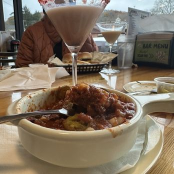 Winking Lizard - Bowl of chili and drunken snowman martini - American Near Me - Peninsula, Ohio Winking Lizard - Bowl of chili and drunken snowman martini - American Near Me - Peninsula, Ohio