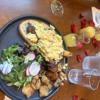 Earls Kitchen + Bar - Steak & Eggs - New American Near Me - Orlando, Florida Earls Kitchen + Bar - Steak & Eggs - New American Near Me - Orlando, Florida