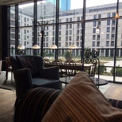 Green Caffè Nero - Lubie kawe z nero caffé, kawiarnia jest otwarta codziennie od 7.00-23.00 nawet w święta. wygodne sofy i fotele oraz muzykę w tle
