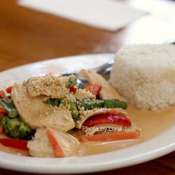 Pai Kin Kao Thai Restaurant - Small Panang Curry Chicken ($13.95) - string bean, broccoli, peppers, carrots, crushed peanuts.