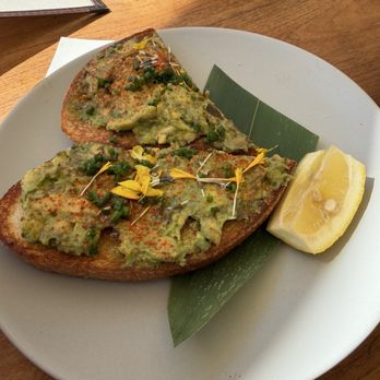 Belles Beach House - Avocado toast - Tiki Bars Near Me - Los Angeles, California