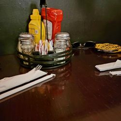 Saratoga Pizzeria & Grill - Condiments