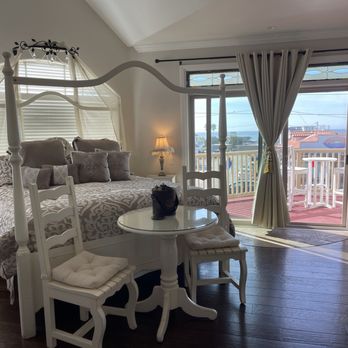 Cayucos Sunset Inn Bed & Breakfast - Sunset bedroom with beach view - Hotels Near Me - Cayucos, California Cayucos Sunset Inn Bed & Breakfast - Sunset bedroom with beach view - Hotels Near Me - Cayucos, California
