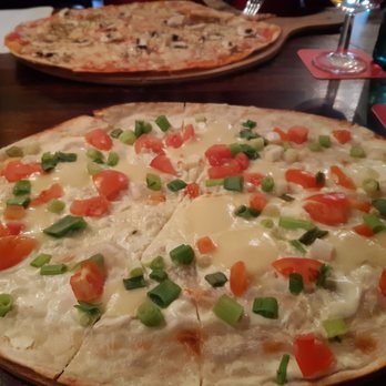 Lyly - Vegetarischer Flammkuchen und Pizza Funghi mit Flammkuchenteig - Turkish Near Me - Cologne, NW