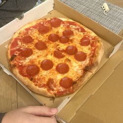 Enzo's Ristorante & Pizzeria - Pizza with fabulous NY crust