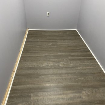 On Top Flooring - an empty room with wood floors - Flooring Near Me On Top Flooring - an empty room with wood floors - Flooring Near Me