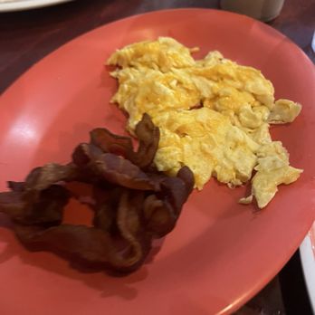 Everett Street Diner - Crispy bacon with cheesy scrambled eggs - Diners Near Me - Bryson City, North Carolina