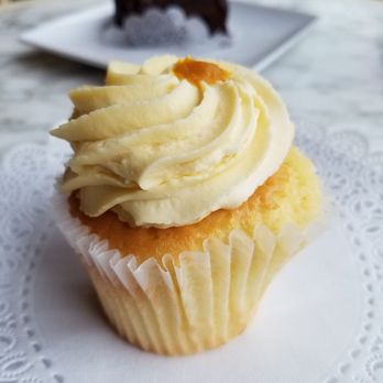 Jennivee’s Bakery - Mango cupcake - Desserts Near Me - Chicago, Illinois Jennivee’s Bakery - Mango cupcake - Desserts Near Me - Chicago, Illinois
