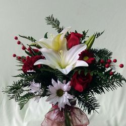 Doss Flower & Gift Shop, Inc - Christmas Sending Smiles