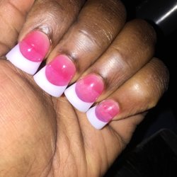 Nina Nails - I bleed on two fingers. She didn't stop using tools on blood. I'm not suppose to see fake nail under powder and I wanted flare nails.