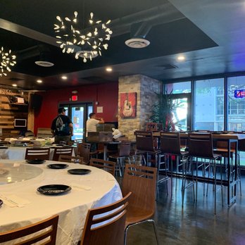 King Restaurant & Bar - Putting fresh crab and lobster in the tank - Bars Near Me - Honolulu, Hawaii