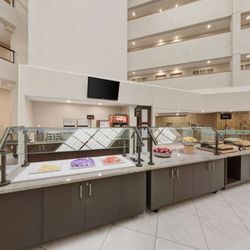 Embassy Suites by Hilton Milwaukee Brookfield - Breakfast Area