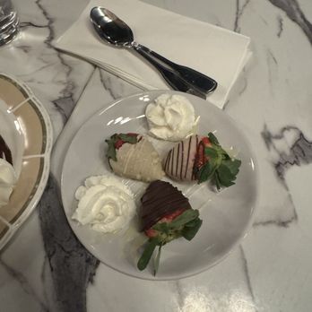Lulu's Chocolate Bar - Chocolate Covered Strawberries - Desserts Near Me - Savannah, Georgia