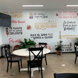Pinolandia - Inside eating