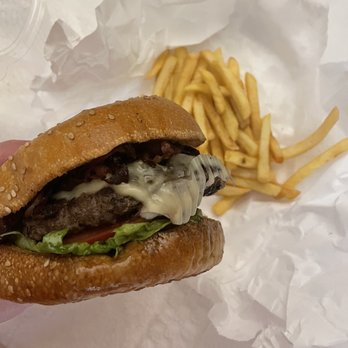 The Flann O'Brien - Cheeseburger with bacon and onion - Irish Near Me - Rome, RM The Flann O'Brien - Cheeseburger with bacon and onion - Irish Near Me - Rome, RM