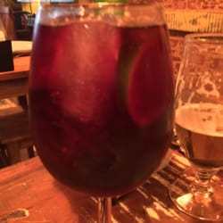 El Cordobés - Tinto de verano ( é uma sangria, mas eles só vendem em taças)