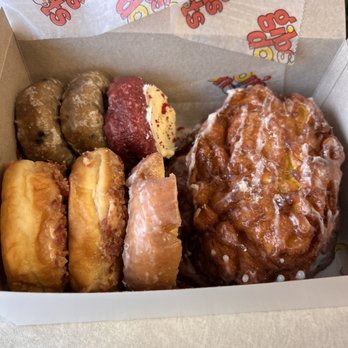 Gibson's Donuts - Half dozen & a pineapple fritter. - Donuts Near Me - Memphis, Tennessee Gibson's Donuts - Half dozen & a pineapple fritter. - Donuts Near Me - Memphis, Tennessee