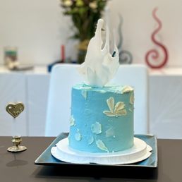 a blue cake with white frosting a blue cake with white frosting