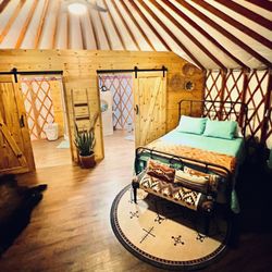 Paisano Azul Ranch - Queen bed in the yurt