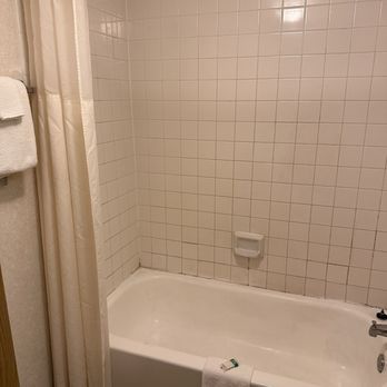 Quality Inn & Suites - Tub and shower - Hotels Near Me - Mansfield, Ohio