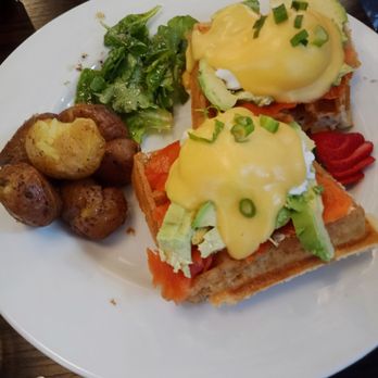 Le Petit Belge - Salmon benny - Breakfast & Brunch Near Me - Vancouver, British Columbia