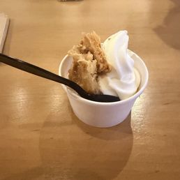 Frozen yogurt with baklava Frozen yogurt with baklava