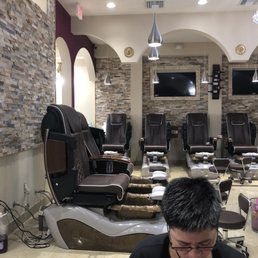 14 pedicure chairs!! 14 pedicure chairs!!