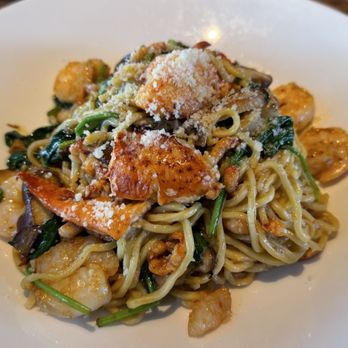 Yard House - Lobster Garlic Noodles - Vegetarian Near Me - Gaithersburg, Maryland