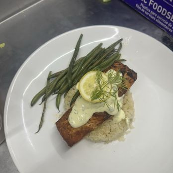 Jett's Grill - Salmon over rice with green beans delicious - American Near Me - Marfa, Texas Jett's Grill - Salmon over rice with green beans delicious - American Near Me - Marfa, Texas