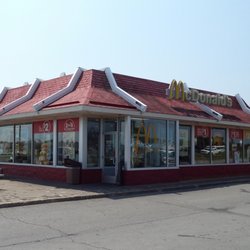 McDonald's - 26 juillet 2019 / Tables extérieures sans parasol.......pas fort vraiment !