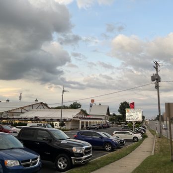 Horrock's Farm Market - cars parked in a lot - Farmers Market Near Me - Lansing, Michigan