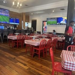 Robertos Pizzeria Sports Bar & Grill