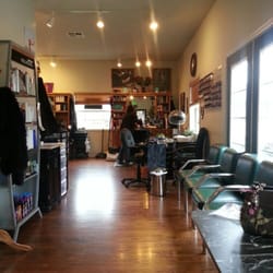 Pura Vida Day Spa & Salon - Cynthia cutting hair