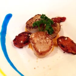 Cappesante gratinate con pomodorini confit e crema Corallo (con sugo di cappesante)
